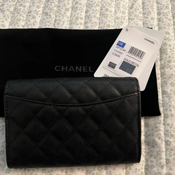 CHANEL Caviar Quilted Medium Flap Wallet - Picture 5 of 6